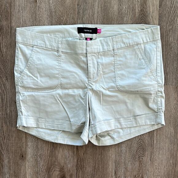 Torrid Mid Rise Khaki Chino Shorts Size 16 - Picture 1 of 4
